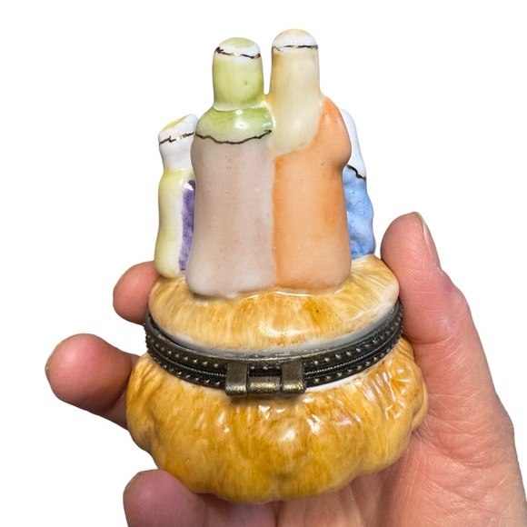 Vintage Christmas manger porcelain trinket box - Picture 3 of 7